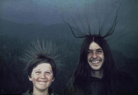 Ảnh chụp McQuilken (phải) và cậu em trai Sean với mái tóc dựng ngược dị thường vào ngày 20/8/1975. Cả hai không biết họ sắp trở thành nạn nhân của "thần sét". Ảnh: Daily Mail